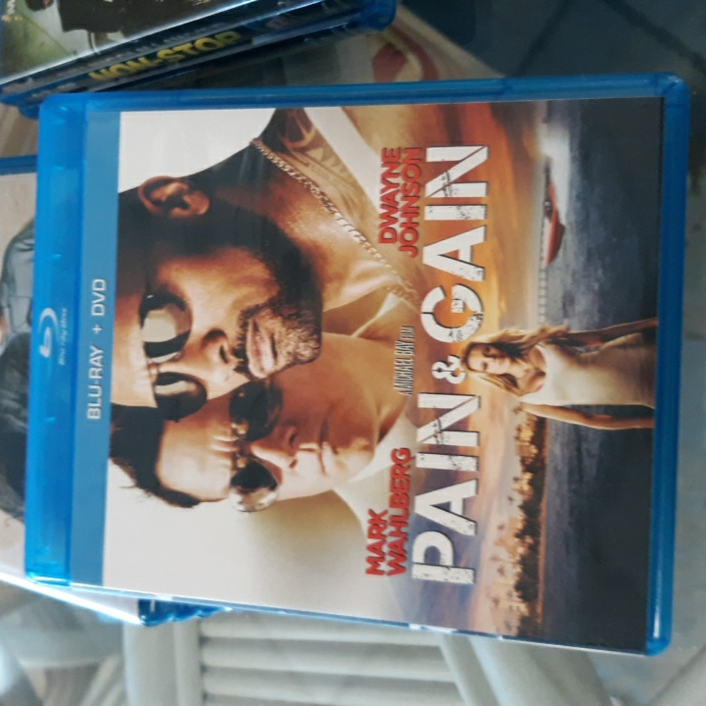 Pain and Gain Blu Ray 2 dvd set (SKU AB7)